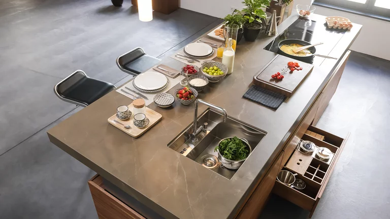 höhenverstellbare Kücheninsel k7 in Nussbaum mit riesiger Arbeitsplatte und Lade mit Innenleben