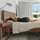 Schlafsystem aos mit dem float Bett in Nussbaum und Lederkopfhaupt