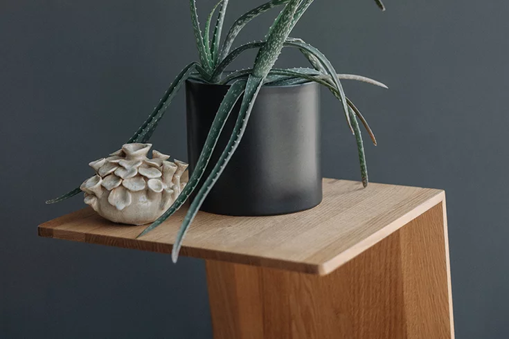 sidekick side table in solid oak, detailed picture