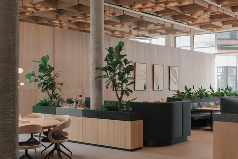 Sitznischen mit Textilbezug und Raumteilerelemente aus massiver Eiche und Keramik