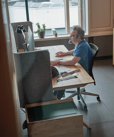 Designer Sebastian Desch with the height-adjustable pisa desk