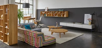 ur Couchtische aus Massivholz Eiche Wild kombiniert mit graphic Gestaltungselement und filigno Wohnwand