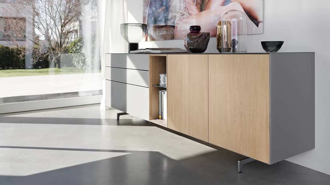 moderne cubus pure Sideboard in Eiche weißöl und Glas mit Metallkufe, Location