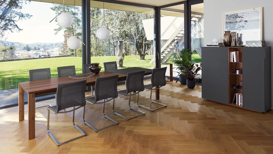 magnum Esstisch aus Naturholz ausziehbar in Nussbaum mit Esszimmerstühlen magnum Freischwinger Stricktex