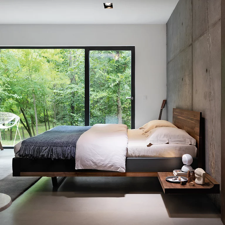 zeitlose riletto Kommode in Nussbaum Vollholz mit Lederseitenteil