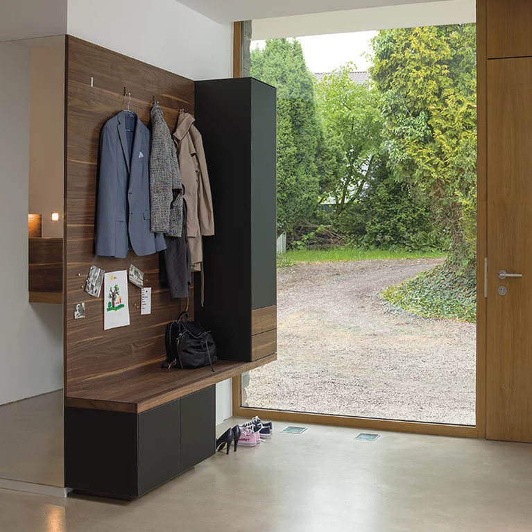 eleganter cubus pure Garderobenschrank in Nussbaum mit Farbglasfronten in schwarz