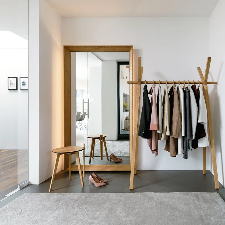 haiku Spiegelpaneel neben hood+ Design Kleiderständer und hi! Beistelltisch in Eiche Massivholz