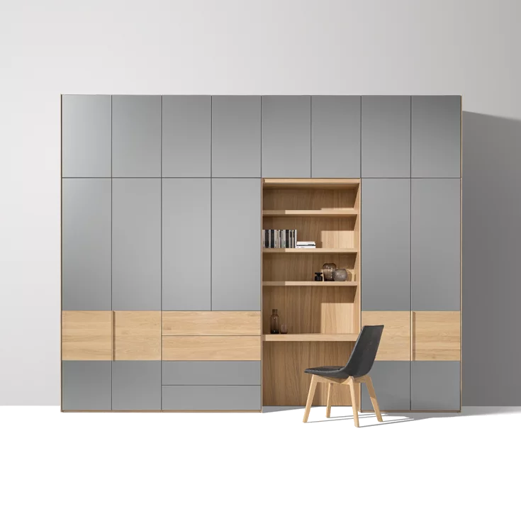 valore Drehtürenschrank mit Farbglasfronten und Zwischenelement Schminktisch passend mit dem lui plus Stuhl mit Holzgestell in der Holzart Eiche Weißöl