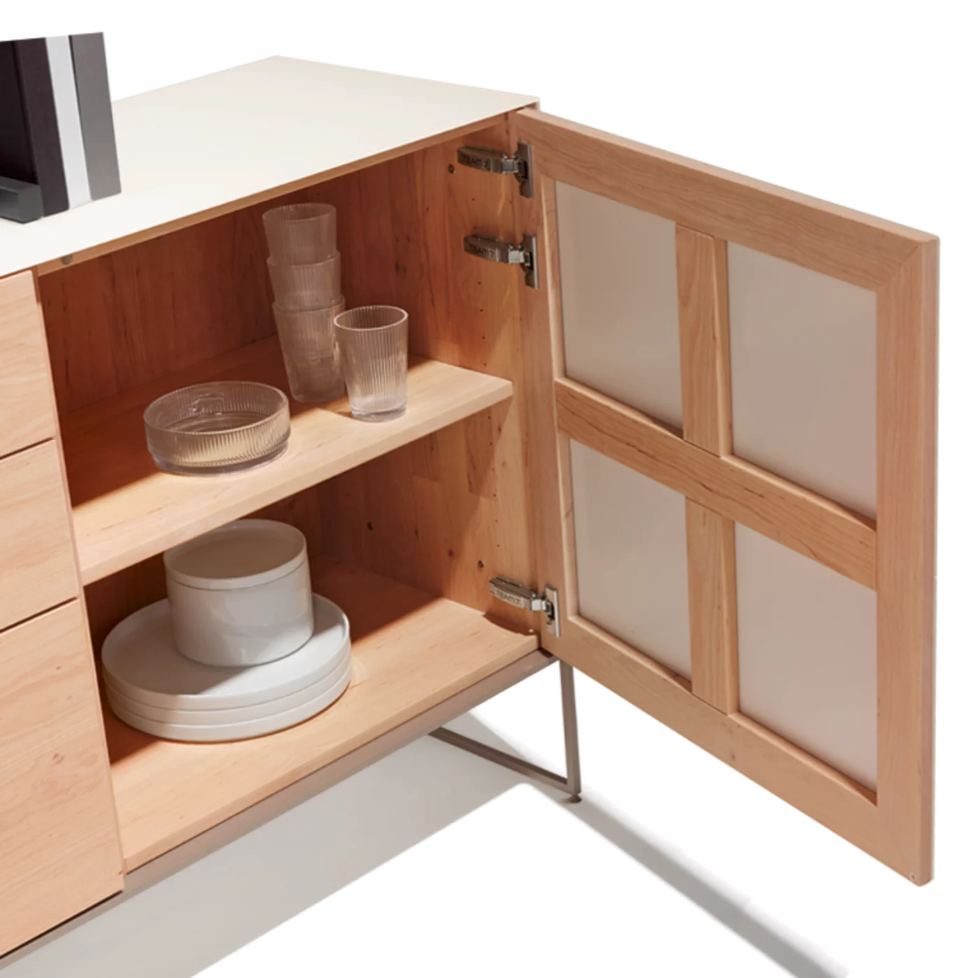 edle cubus pure Sideboard in Erle weißöl und Glas mit Metallrahmengestell