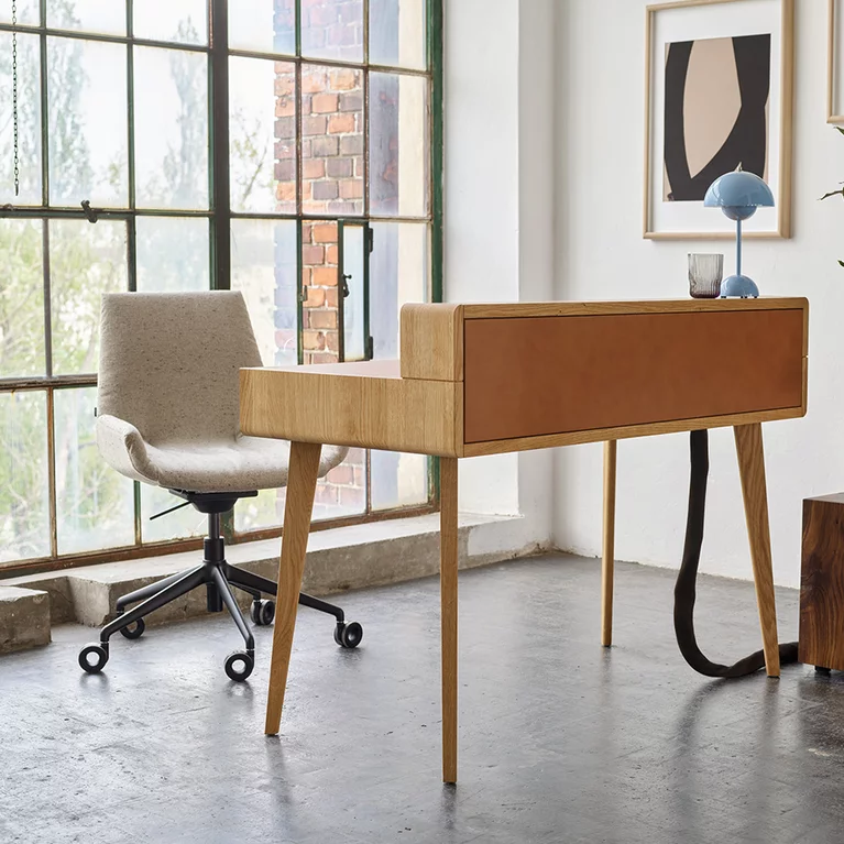 sol Sekretär aus Eiche mit Leder und dem Stuhl lui plus sol Sekretär aus Echtholz Eiche mit Leder und Stuhl lui plus mit schwarzem Drehgestell