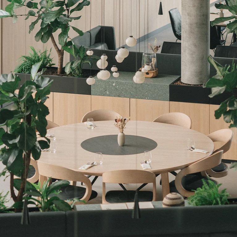 miró round dining table made of solid wood in oak white oil with chic girado chairs