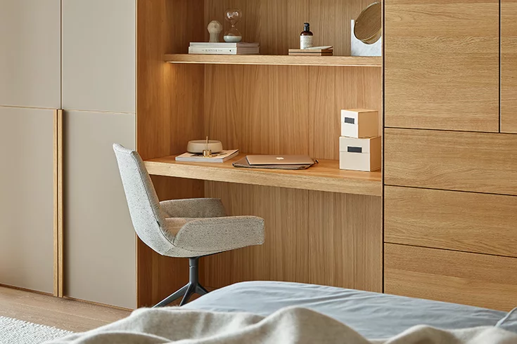 elegant intermediate element made of solid oak wood with the lui plus chair, detailed view