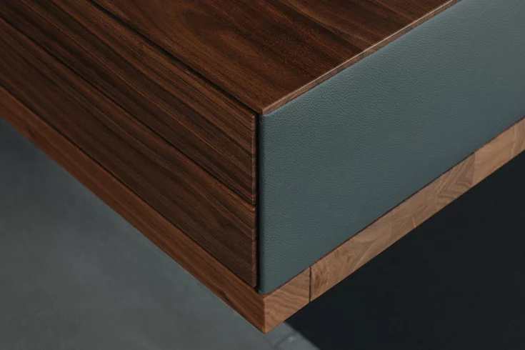 Schminkkonsole in Nussbaum mit Leder, Detailansicht riletto Schminkkonsole in Nussbaum mit Lederseite, Detailansicht