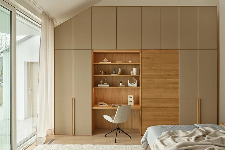 Timeless hinged door wardrobe made of natural wood with intermediate element and the lui plus chair Timeless lunetto hinge-door wardrobe in oak with coloured glass fronts and intermediate element matching the lui plus chair