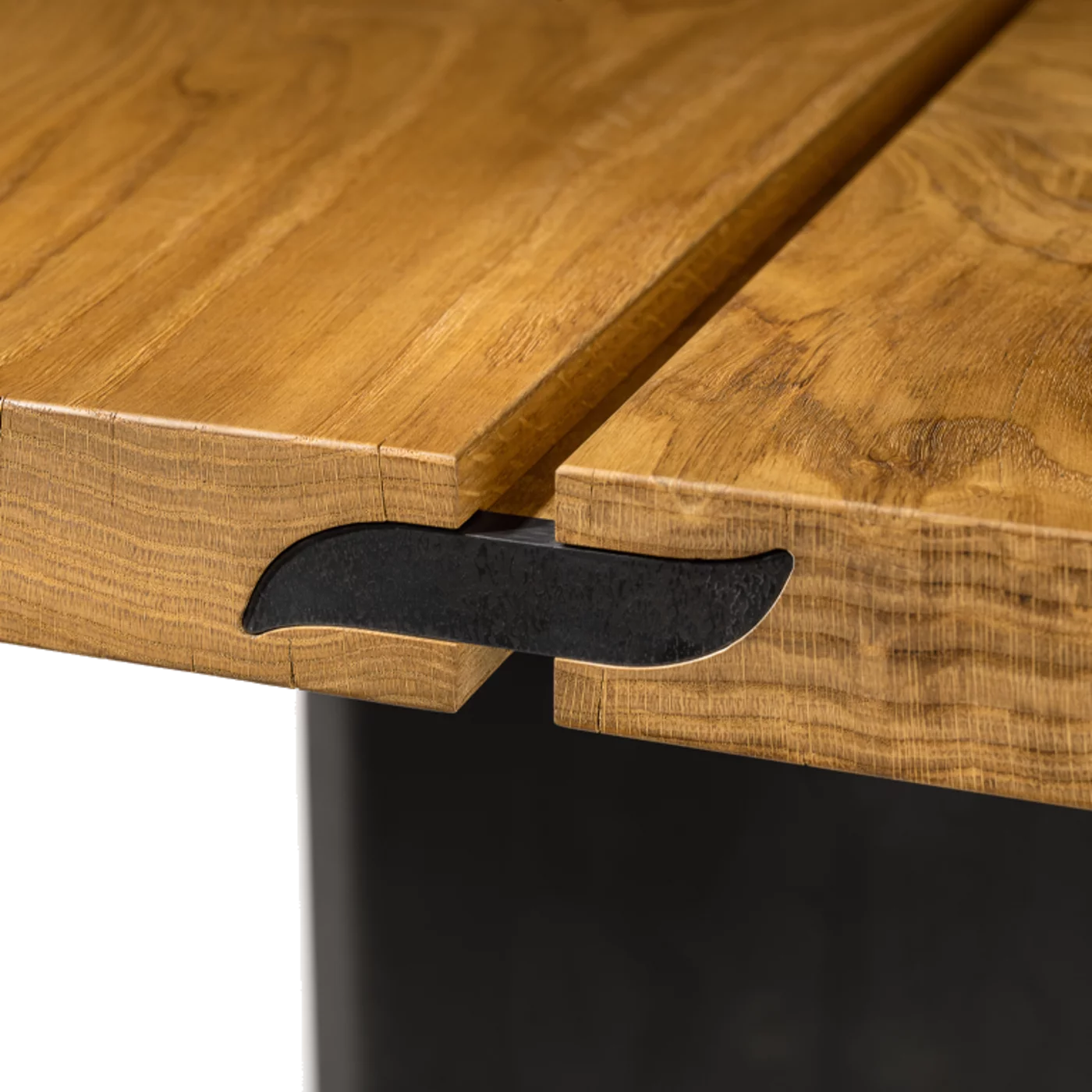 echt.zeit Esstisch aus Vollholz in der Holzart Eiche urig gebürstet mit TEAM 7 Blatt aus brüniertem Stahl, Detailansicht