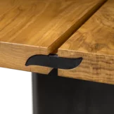 echt.zeit Esstisch aus Vollholz in der Holzart Eiche urig gebürstet mit TEAM 7 Blatt aus brüniertem Stahl, Detailansicht