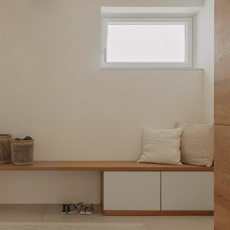 Fitted top panel on cubus substructure as a plank bench in natural oak oil with coloured glass fronts