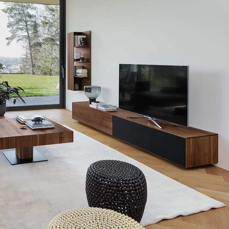 filigno TV Möbel in Nussbaum Vollholz, Paneel mit Borden und Couchtisch