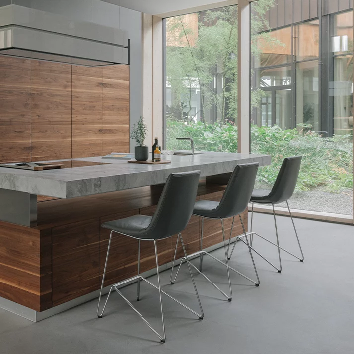 k7 Kochinsel mit höhenverstellbarer Arbeitsplatte und linee Wandzeile in Nussbaum mit lui Barstühle