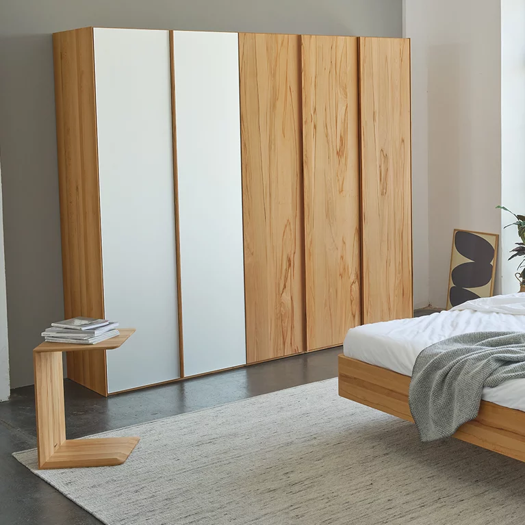 clip Beistelltisch neben dem soft Drehtürenschrank und times Bett mit Konsole in Kernbuche