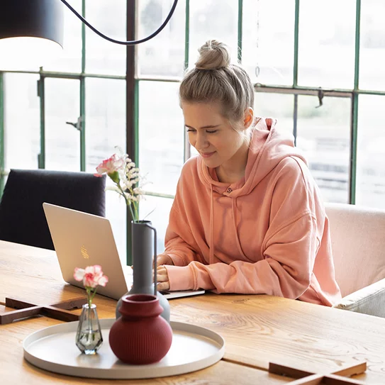 Kundin beim Einkauf im TEAM 7 Online Shop für Pflegeprodukte, Möbelgleiter und Ersatzteile von massgefertigten Naturholzmöbeln