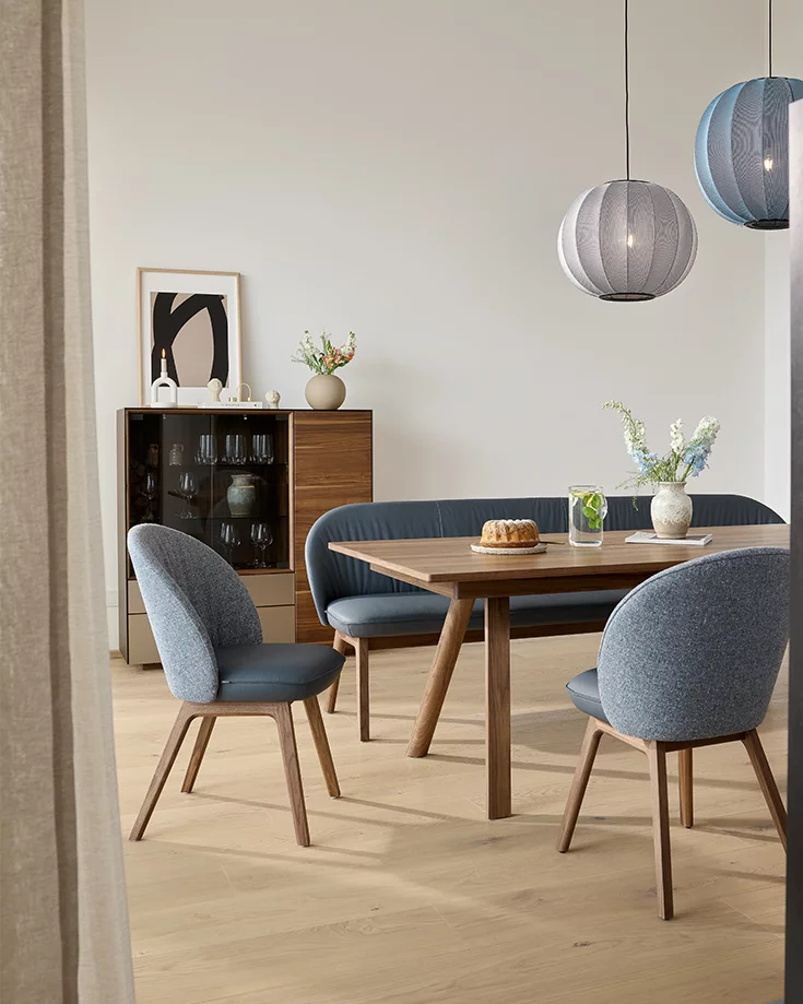 ausziehbarer taso Esstisch aus Vollholz in Nussbaum mit flor Stühlen und flor Bank