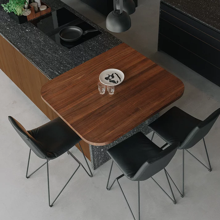 black line mit Farbglasfronten in schwarz matt mit Anbautisch aus Nussbaum und lui Barstühle