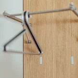 Detailansicht eines cubus Garderobenpaneels mit Metallklapphaken in Eiche Weißöl