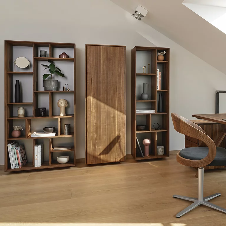 graphic Gestaltungselement mit atelier Schreibtisch, cubus Container und girado Schreibtischstuhl aus Nussbaum massiv