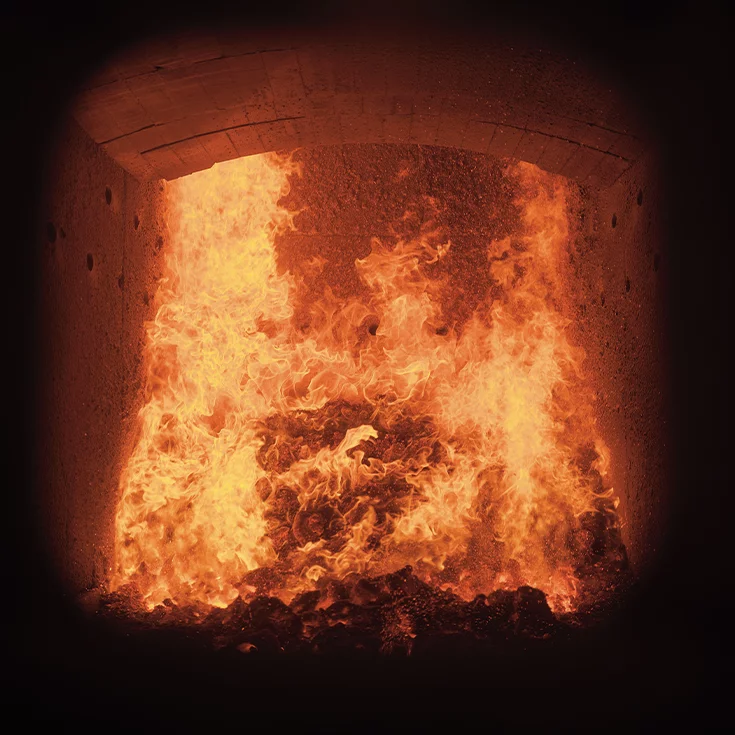 Großer Industrieofen in dem das Feuer lodert