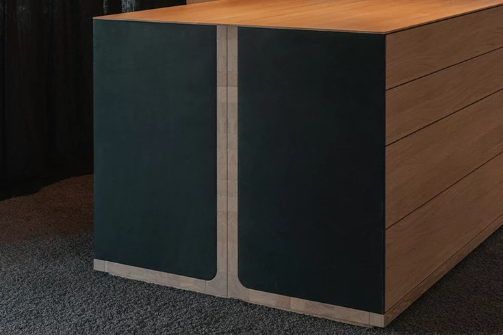 Kommode riletto in Eiche mit Lederseitenteilen