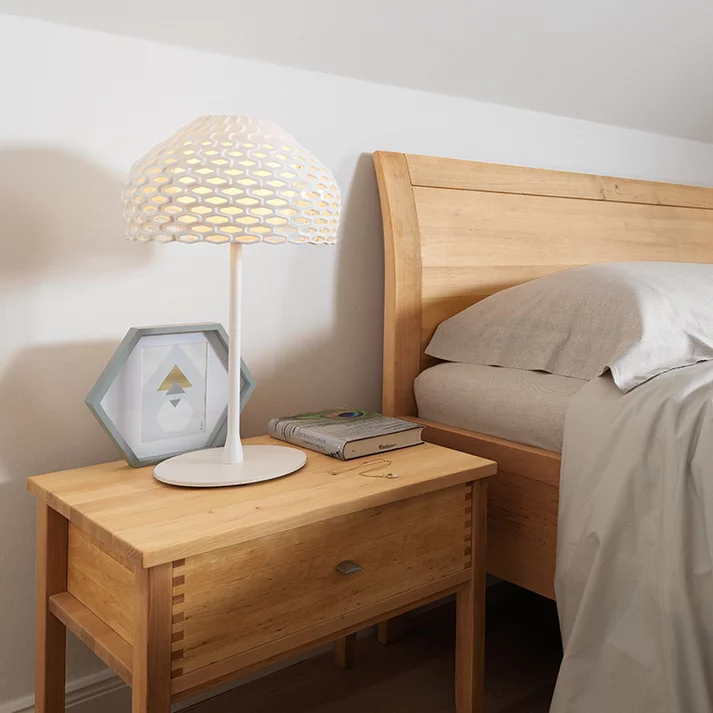 modernes sesam Bett in Erle Vollholz mit dem sesam Nachtkästchen und metallfreien Holzverbindungen