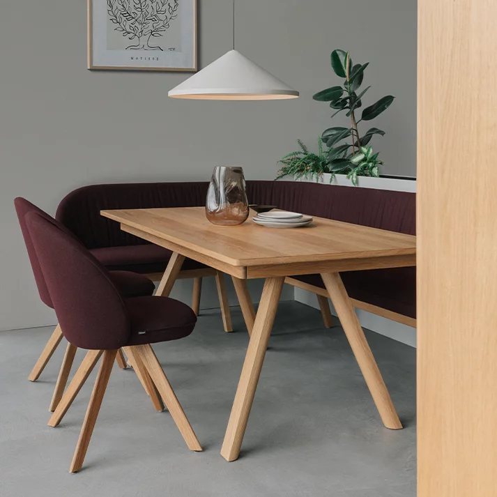 Esstisch taso ausziehbar aus Naturholz Eiche mit flor Stühlen und flor Bank aus Stoff