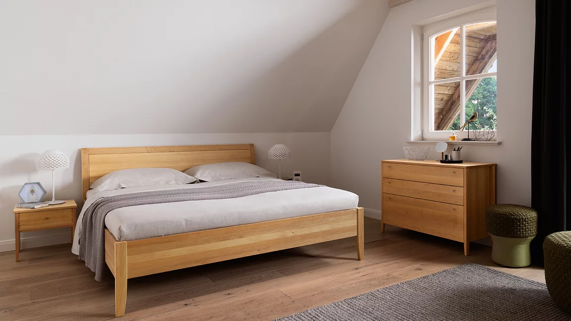 Holzkommode sesam in Erle mit dem sesam Massivholzbett und sesam Nachtkästchen