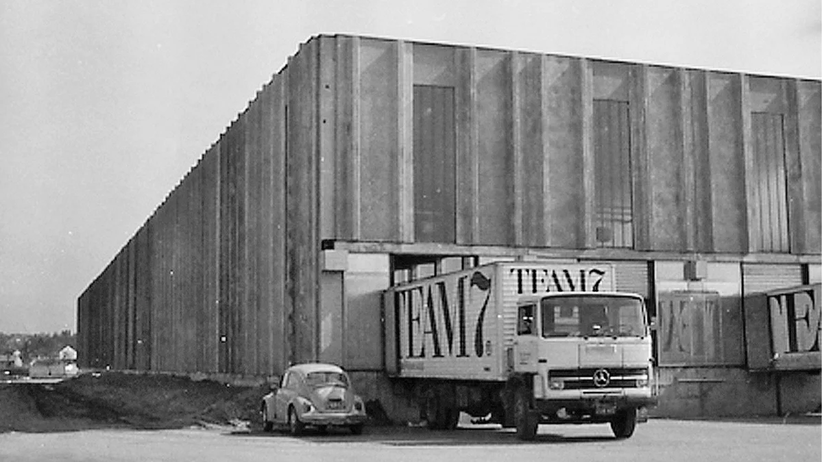 old black and white photo of a TEAM 7 lorry at a loading ramp at the TEAM 7 factory