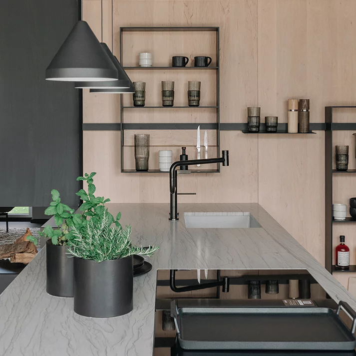 pur Holzküche mit großer Arbeitsplatte aus Stein und sign Nischenelement