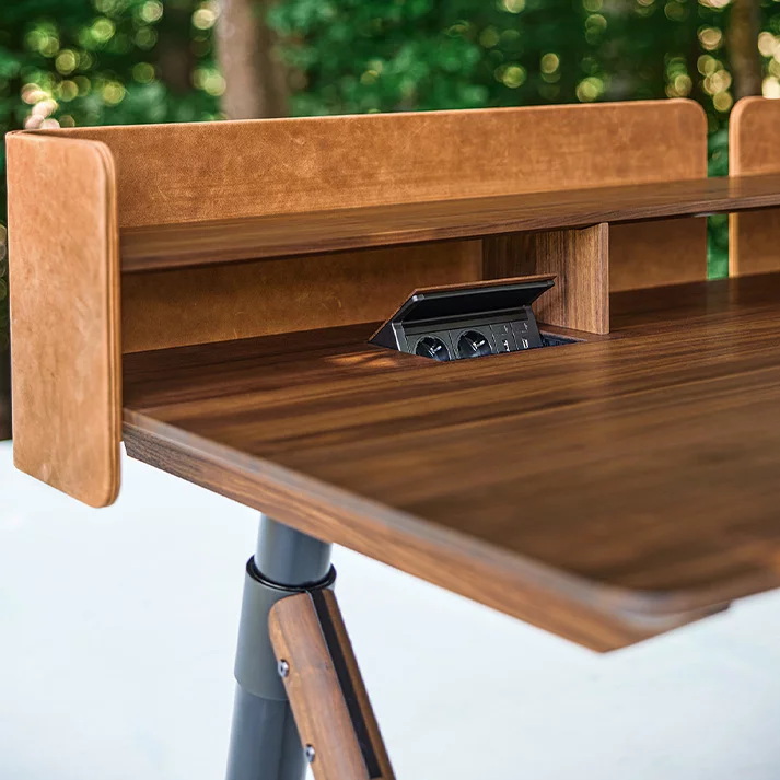 Schreibtisch pisa in Nussbaum massiv mit integrierten Steckdosen