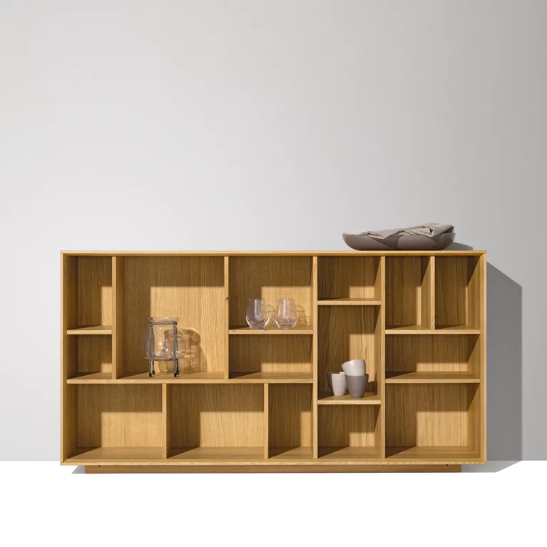 schlichtes graphic Regal in Eiche massiv