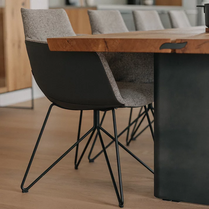 echt.zeit Esstisch aus Vollholz in der Holzart Eiche urig gebürstet mit TEAM 7 Blatt aus brüniertem Stahl und grand lui Stühlen, Detailansicht