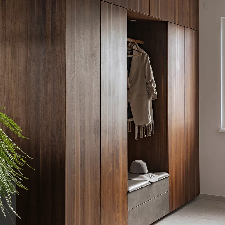 Elegante Massivholz Diele mit ledergepolstertem Sitzelement und Keramikfronten Elegante Massivholz Diele mit ledergepolstertem Sitzelement und Keramikfronten