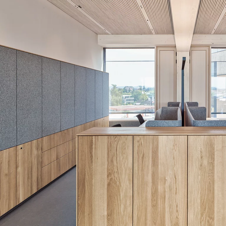 Maßgeschneiderte Stauraumeinheiten mit filigno Highboards und Sideboards in Eiche Naturöl teilweise mit Textilbezug