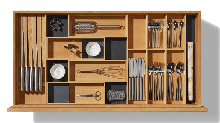 Kitchen with interior with drawer in walnut and interior in beech with drawer divider move