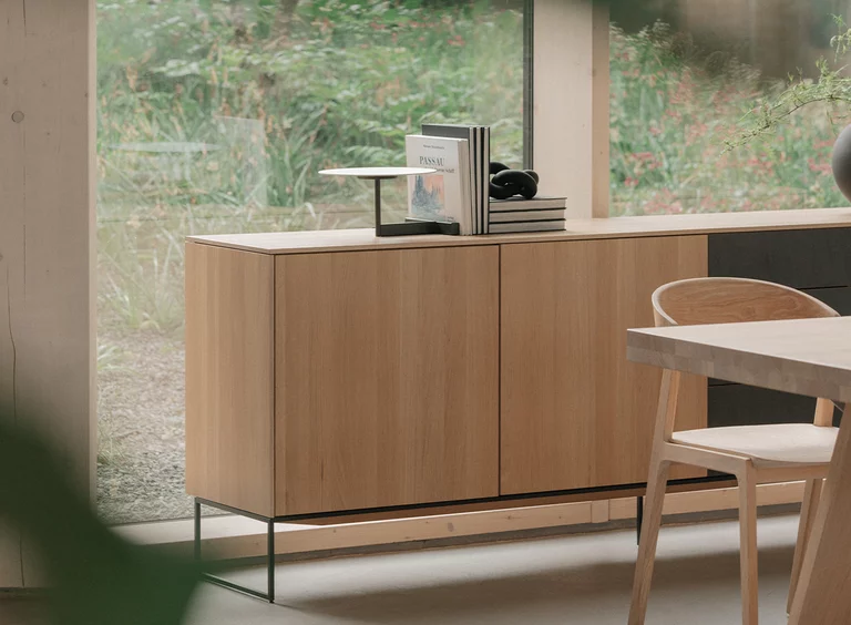 filigno Sideboard in Eiche Weißöl mit Holztüren, Keramikschubladen und Metallkufen