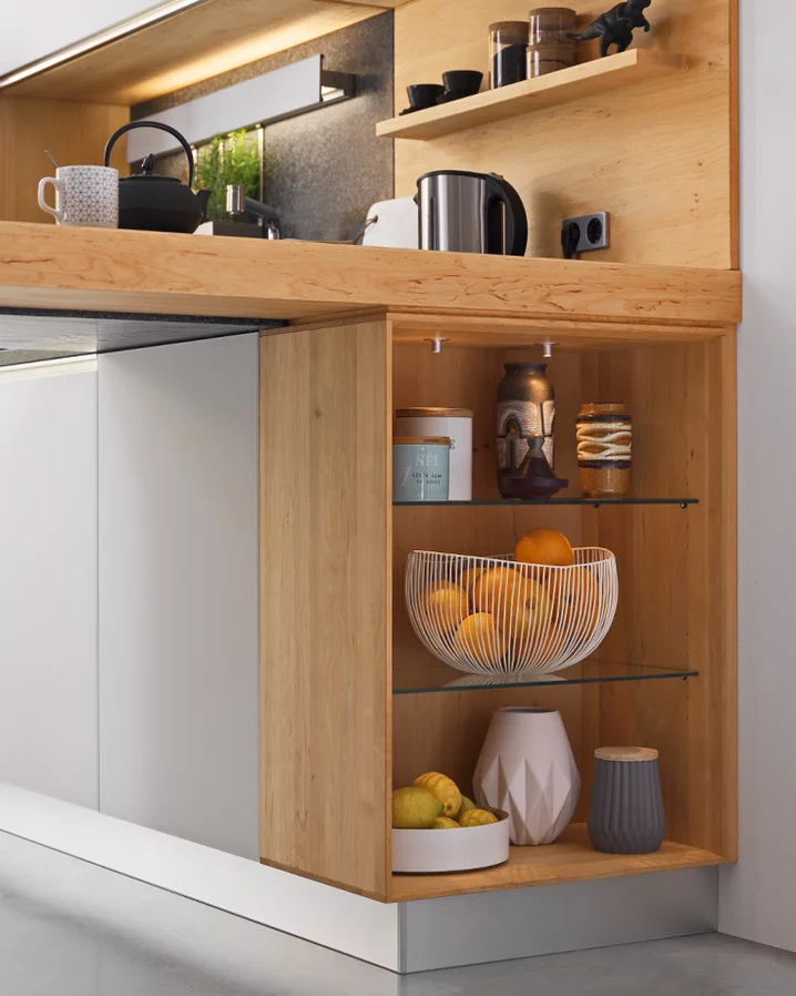 l1 Küche in Erle Gestaltungselement mit Glasfächer und LED-Spots rund Edelstahl-Finish