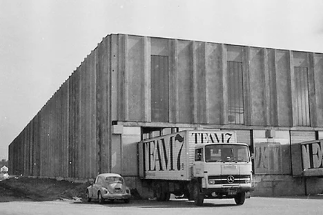Old black and white picture of a TEAM 7 lorry at a loading ramp at the TEAM 7 factory