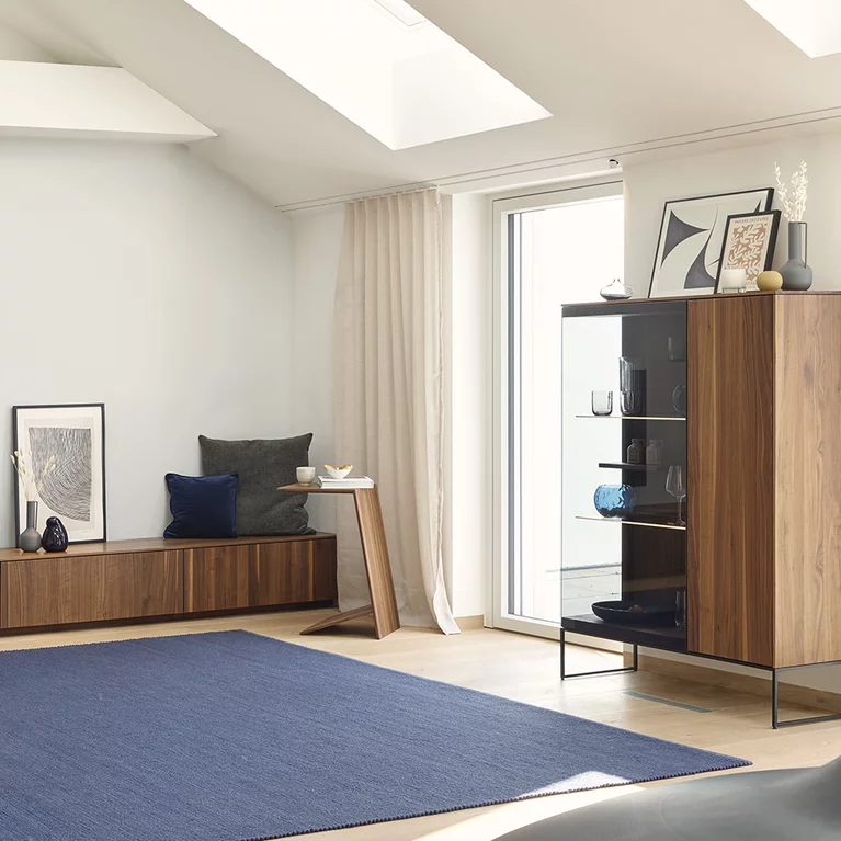 Beistelltisch in Nussbaum neben Lowboard und filigno Vitrine sidekick Beistelltisch neben dem eleganten Lowboard und filigno Vitrine