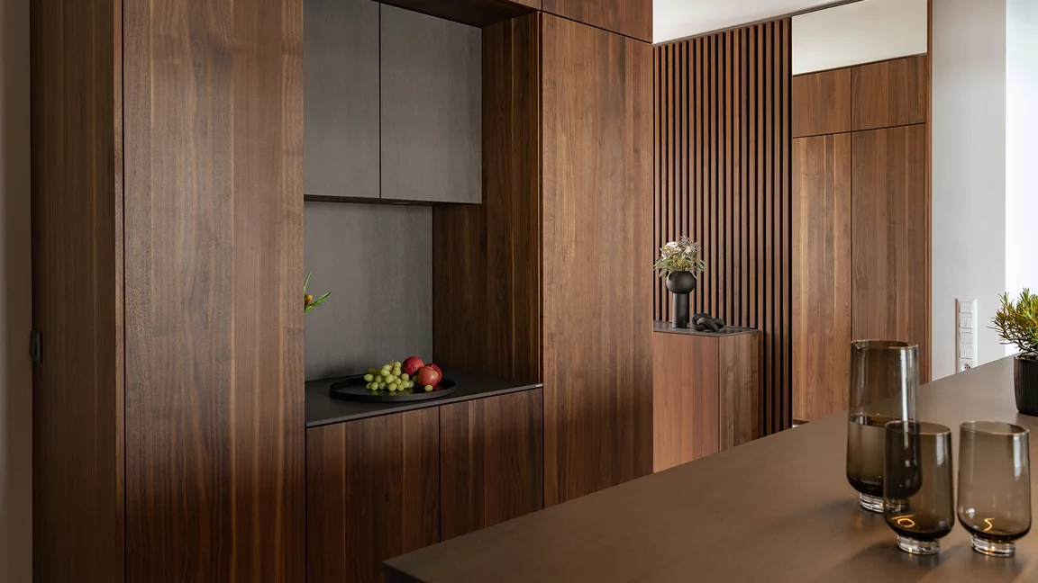 Wardrobes and custom-made wooden slat elements made of solid walnut and ceramic