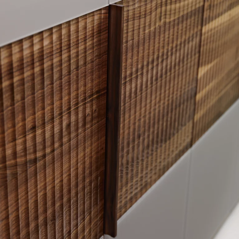 valore Drehtürenschrank Holzband Relief in Nussbaum mit Farbglasfronten, Detailansicht