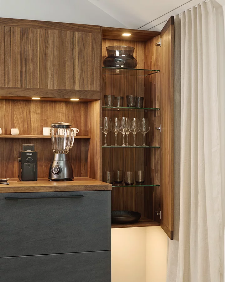 echt.zeit Massivholzküche in Nussbaum praktischer Oberschrank mit Glasfächern und Beleuchtung