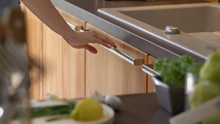 rondo kitchen in beech heartwood with oval handle bars, detailed view